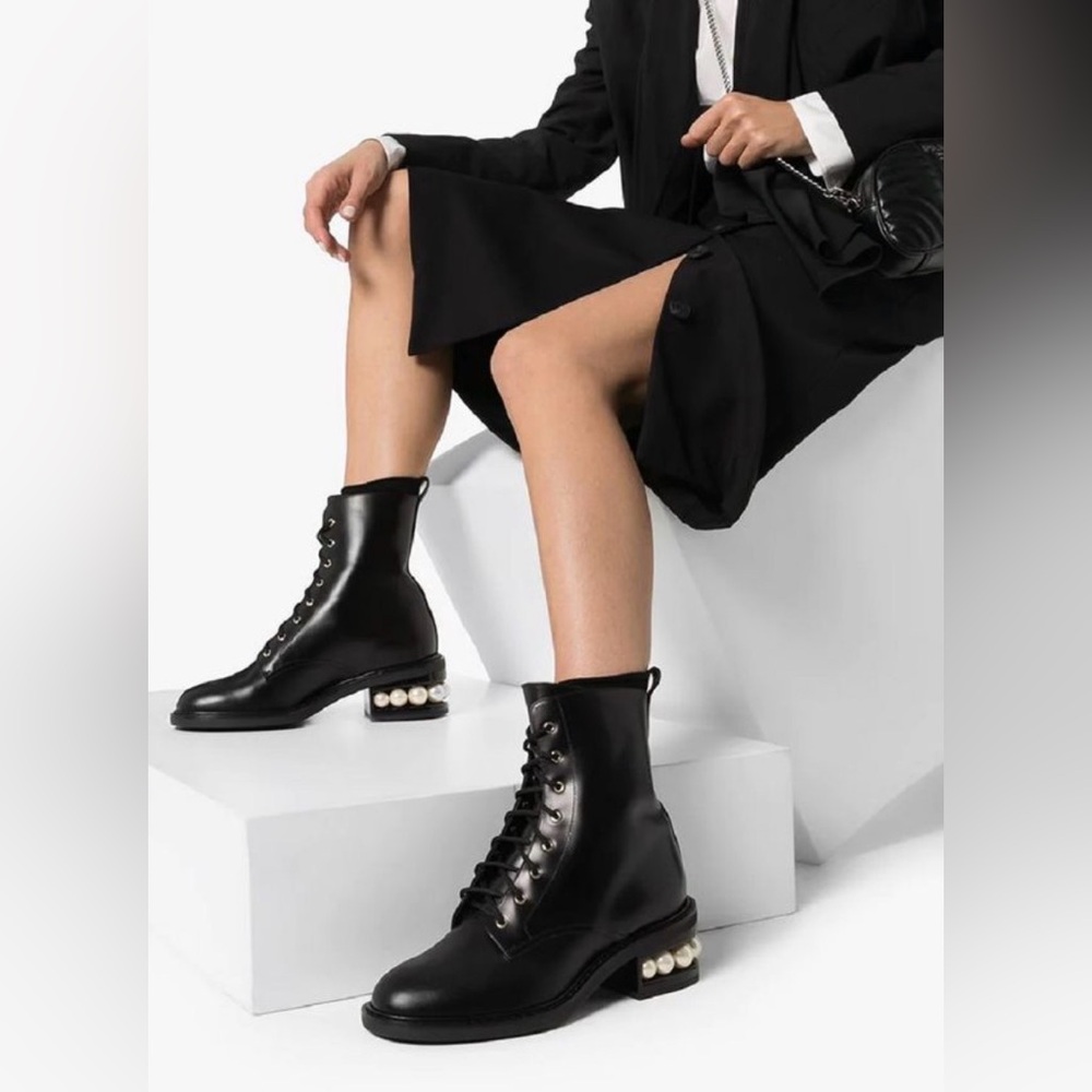 Steve Madden leather combat boots w/ pearl detailing on heels. Black. 8